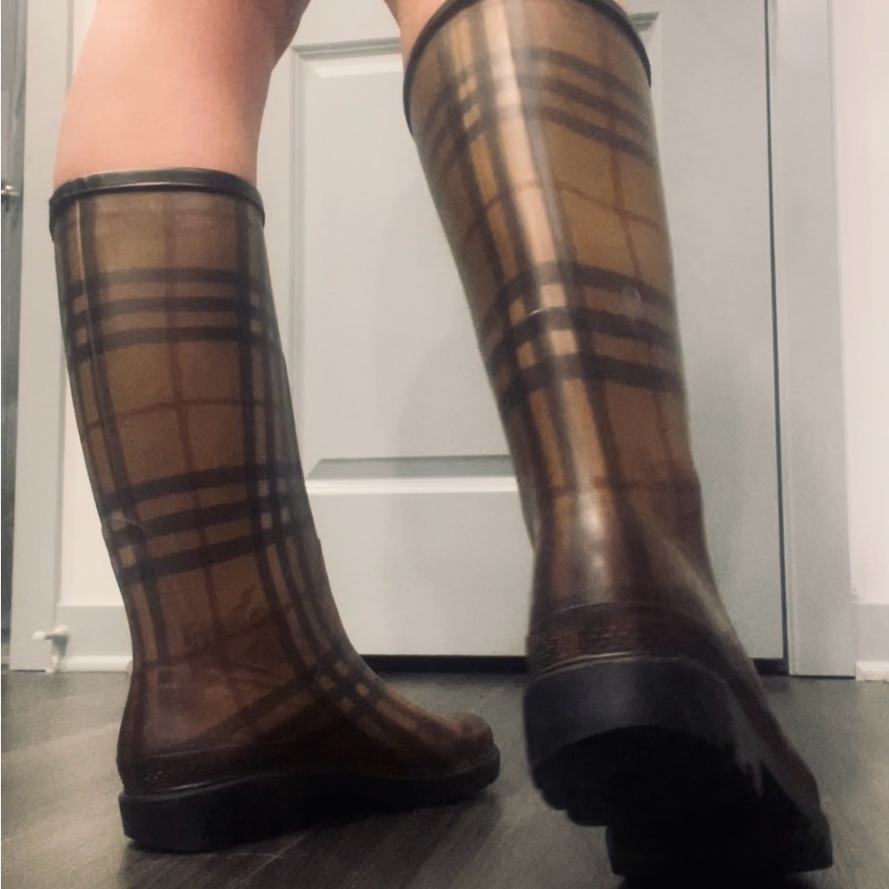 Burberry rain boots - Picture 9 of 11
